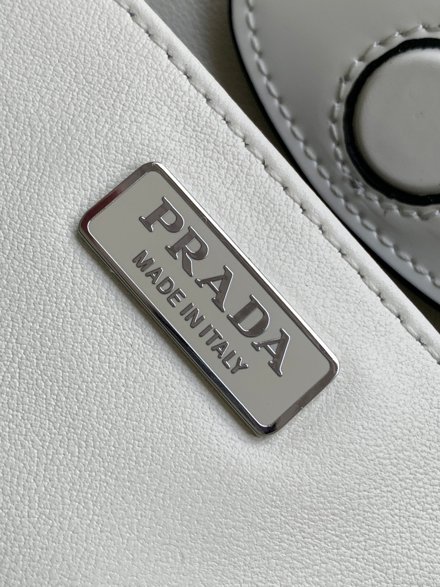 BOLSO DE HOMBRO CLEO 30 DE PIEL CEPILLADA BLANCO Y NEGRO