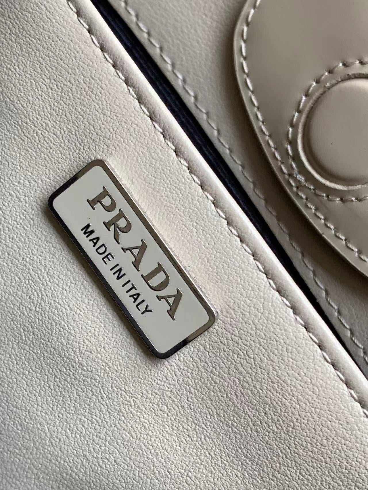 BOLSO DE HOMBRO CLEO 30 DE PIEL CEPILLADA BEIGE