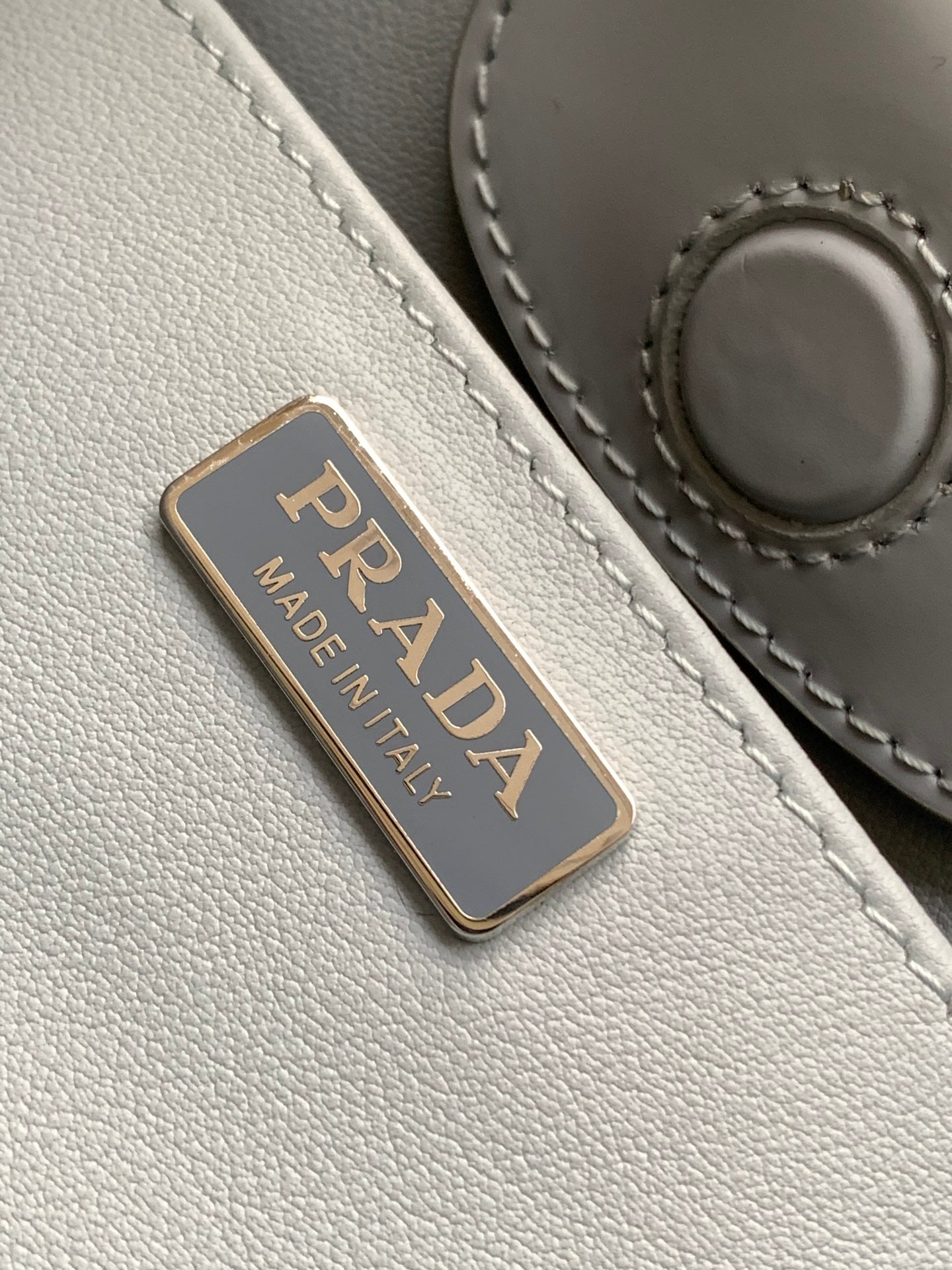 BOLSO DE HOMBRO CLEO 30 DE PIEL CEPILLADA GRIS