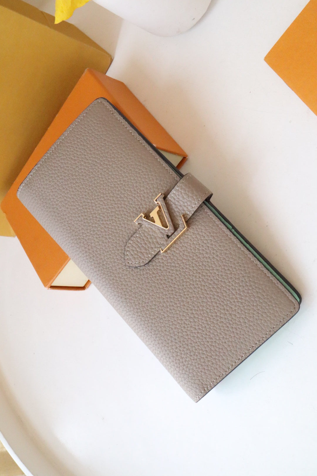 CARTERA VERTICAL CAPUCINES GRIS