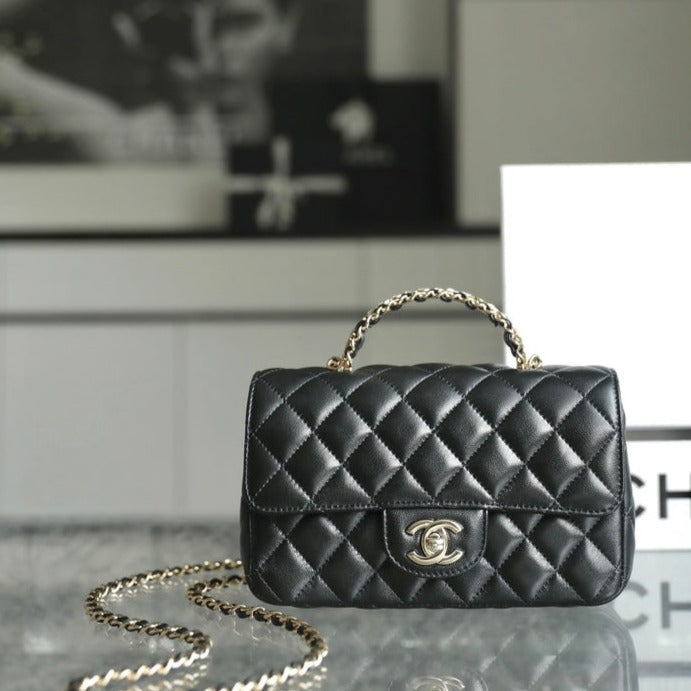 MINI BOLSO RECTANGULAR CON SOLAPA Y ASA SUPERIOR DE 20 CM EN PIEL DE CORDERO NEGRA Y HERRAJES PLATEADOS