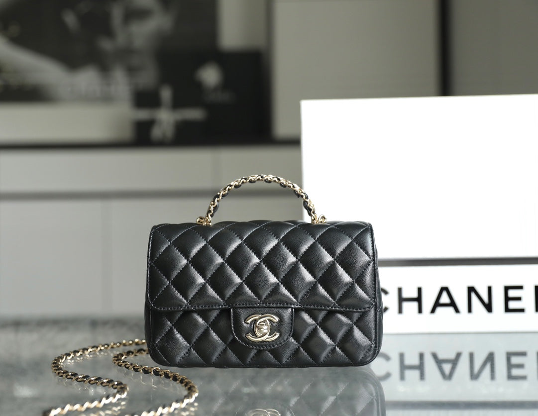 MINI BOLSO RECTANGULAR CON SOLAPA Y ASA SUPERIOR DE 20 CM EN PIEL DE CORDERO NEGRA Y HERRAJES PLATEADOS
