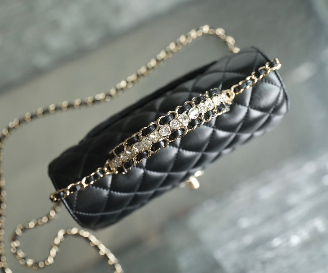 MINI BOLSO RECTANGULAR CON SOLAPA Y ASA SUPERIOR DE 20 CM EN PIEL DE CORDERO NEGRA Y HERRAJES PLATEADOS
