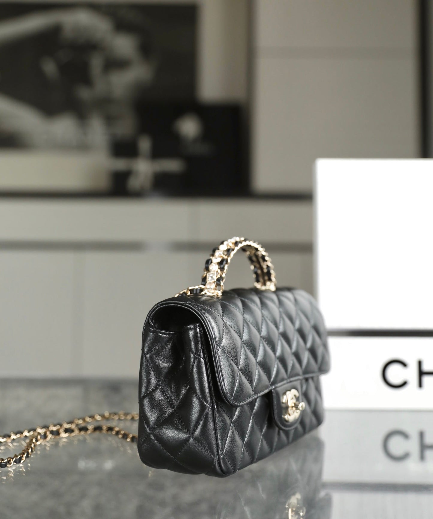 MINI BOLSO RECTANGULAR CON SOLAPA Y ASA SUPERIOR DE 20 CM EN PIEL DE CORDERO NEGRA Y HERRAJES PLATEADOS