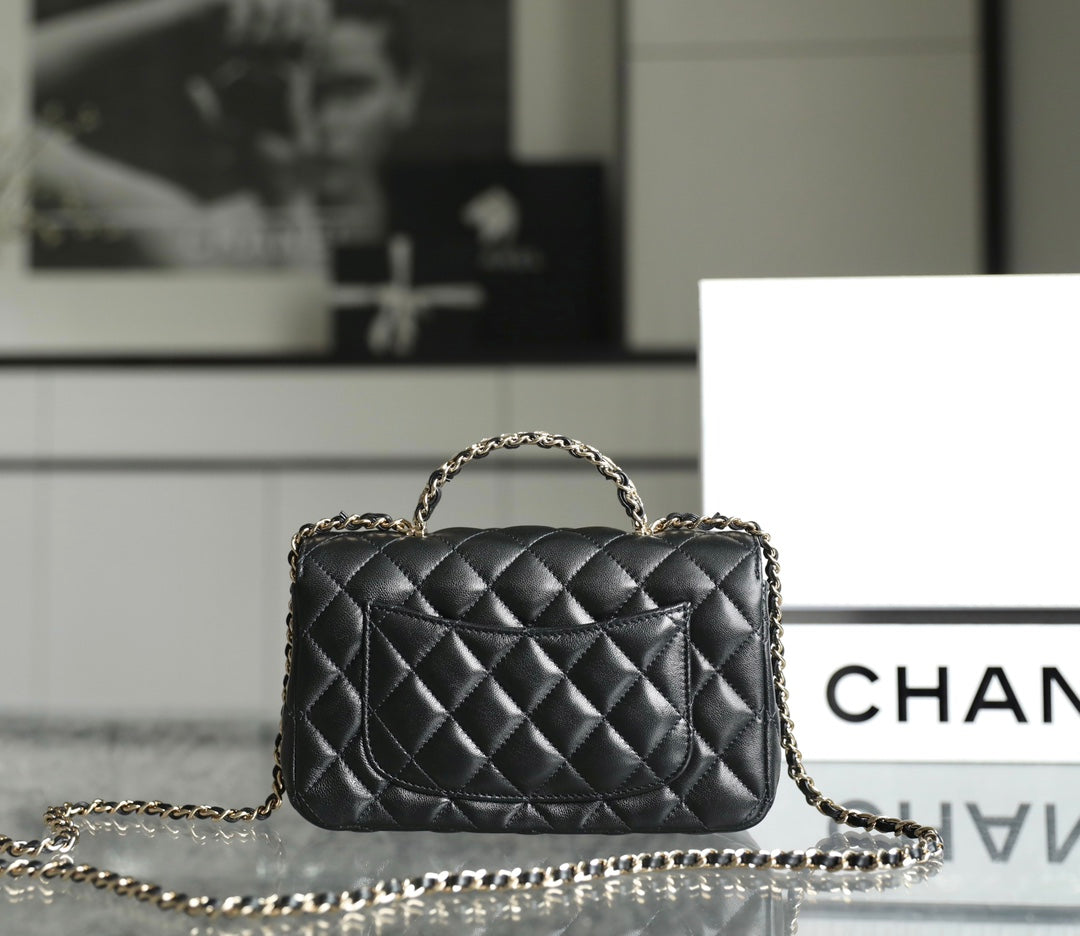 MINI BOLSO RECTANGULAR CON SOLAPA Y ASA SUPERIOR DE 20 CM EN PIEL DE CORDERO NEGRA Y HERRAJES PLATEADOS