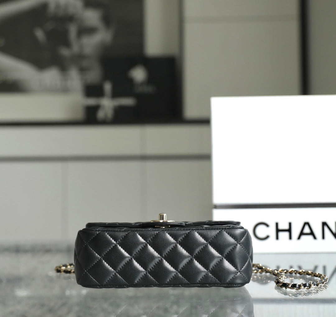 MINI BOLSO RECTANGULAR CON SOLAPA Y ASA SUPERIOR DE 20 CM EN PIEL DE CORDERO NEGRA Y HERRAJES PLATEADOS