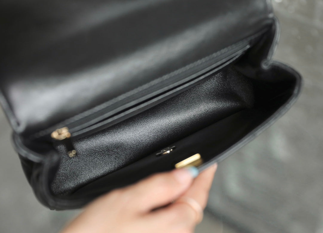 MINI BOLSO RECTANGULAR CON SOLAPA Y ASA SUPERIOR DE 20 CM EN PIEL DE CORDERO NEGRA Y HERRAJES PLATEADOS