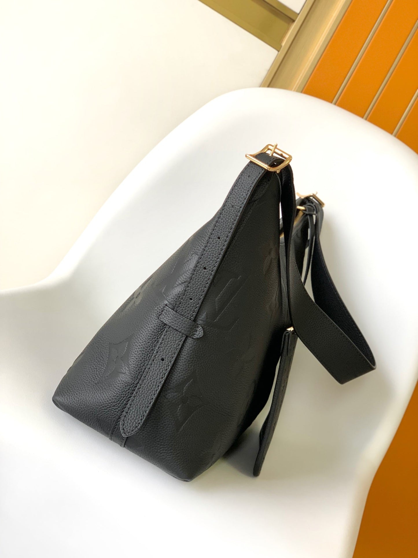 SAC FOURRE-TOUT MM 30 EN CUIR DE VACHE GRAINÉ NOIR