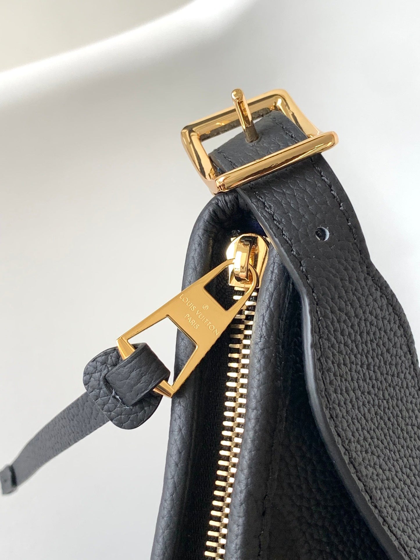 SAC FOURRE-TOUT MM 30 EN CUIR DE VACHE GRAINÉ NOIR