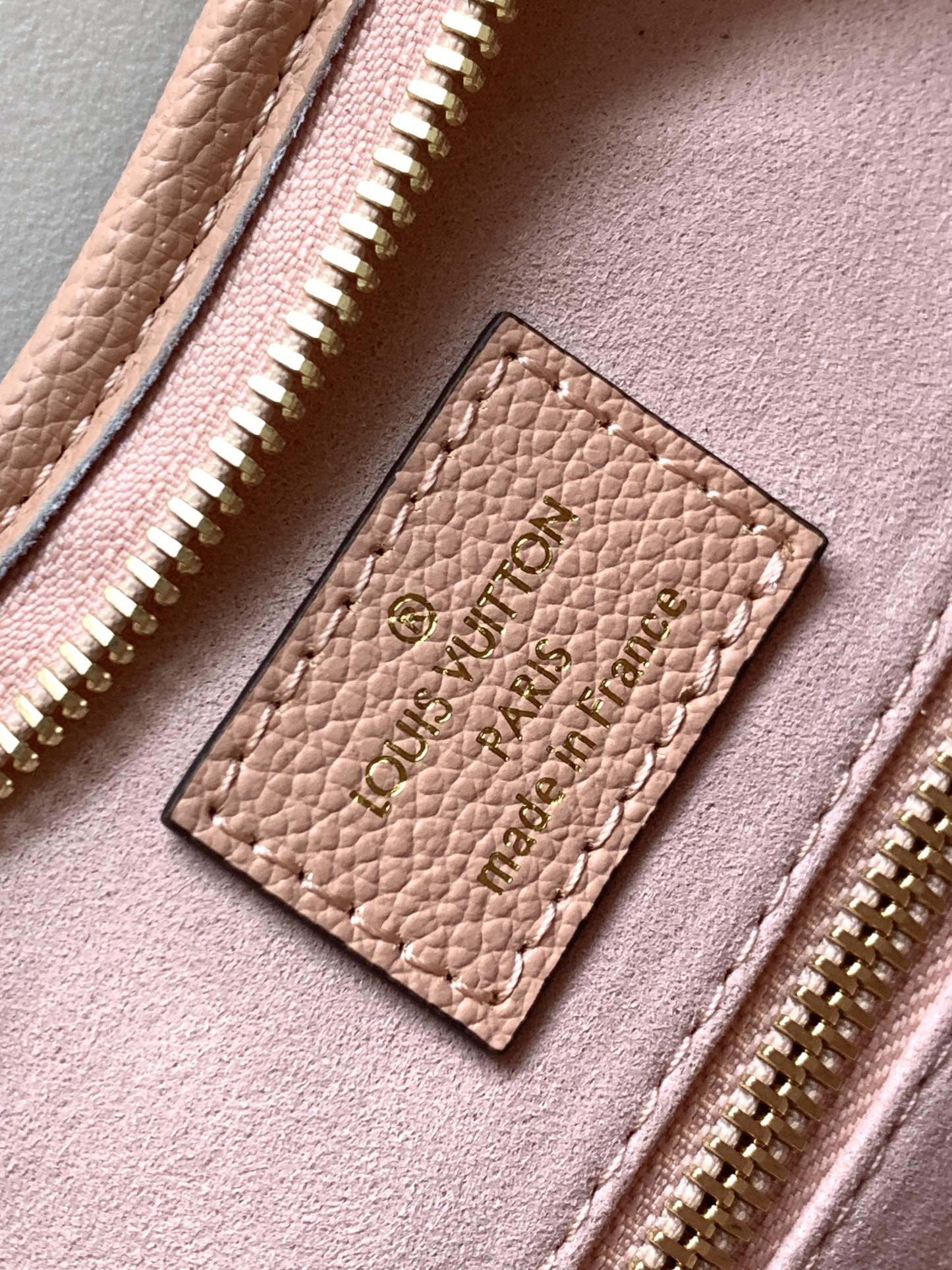 BOLSO DE MANO PM 29 PIEL DE VACA GRANULADA CON MONOGRAMA ROSA