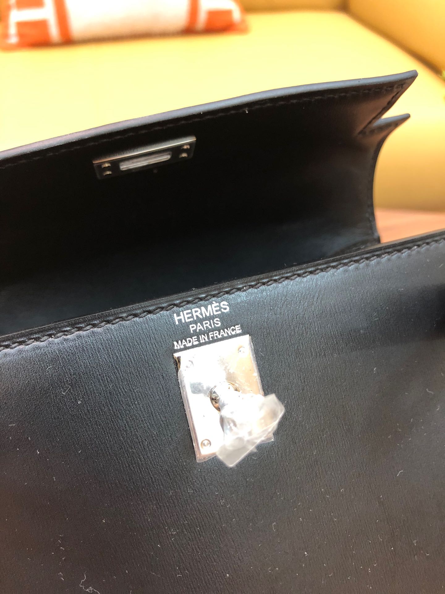 SAC KELLY MINI 20 EN CUIR DE VEAU LISSE NOIR AVEC QUINCAILLERIE ARGENTÉE (FABRIQUÉ SUR COMMANDE)