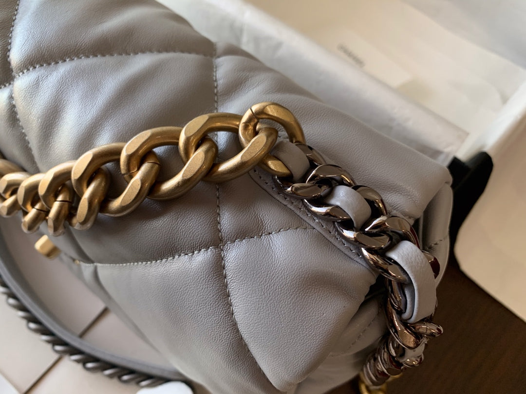 19 BOLSO CON SOLAPA 30 PIEL DE CABRA GRIS HERRAJES DORADOS