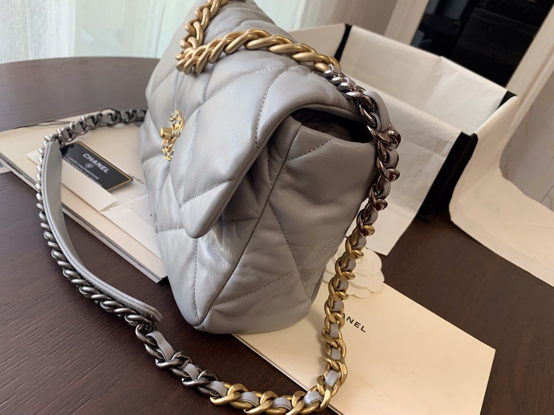 19 BOLSO CON SOLAPA 30 PIEL DE CABRA GRIS HERRAJES DORADOS