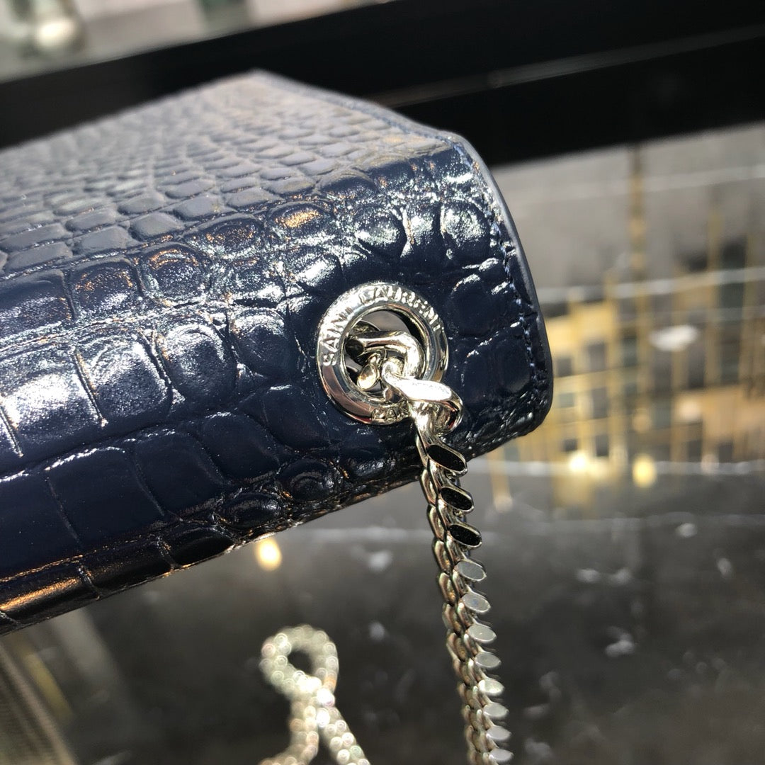 BORLA KATE 24 EN PIEL DE BECERRO CON ESTAMPADO DE COCODRILO AZUL MARINO Y HERRAJES PLATEADOS
