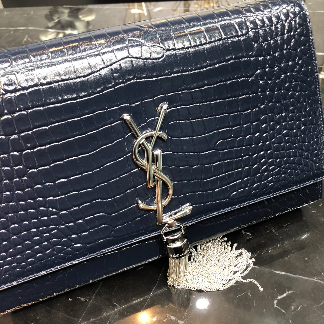 BORLA KATE 24 EN PIEL DE BECERRO CON ESTAMPADO DE COCODRILO AZUL MARINO Y HERRAJES PLATEADOS