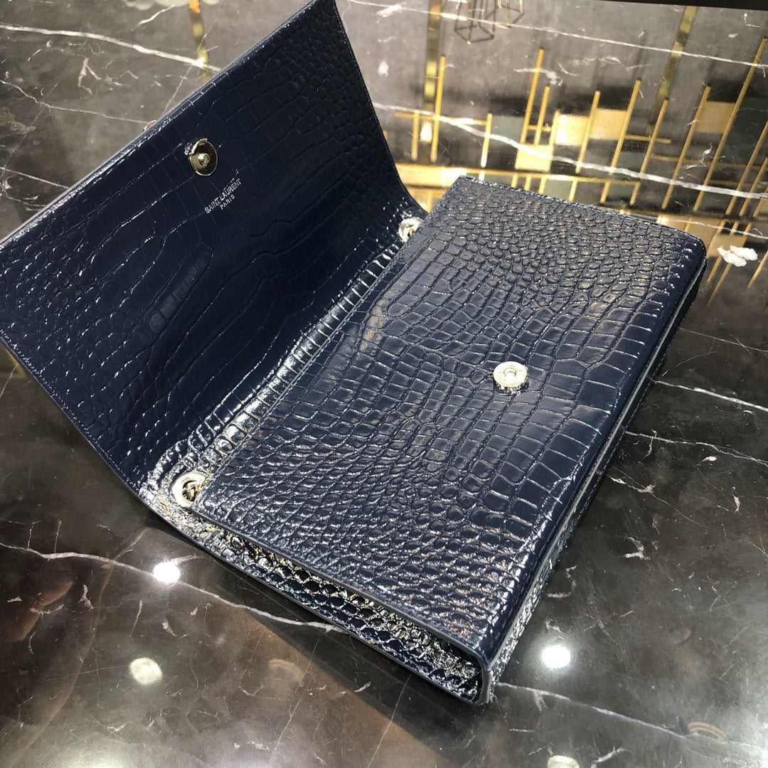 BORLA KATE 24 EN PIEL DE BECERRO CON ESTAMPADO DE COCODRILO AZUL MARINO Y HERRAJES PLATEADOS