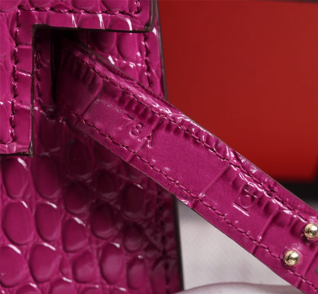 HM KELLY MINI 22 BARBIE PIEL DE BECERRO CON RELIEVE DE COCODRILO ROSA Y HERRAJES DORADOS