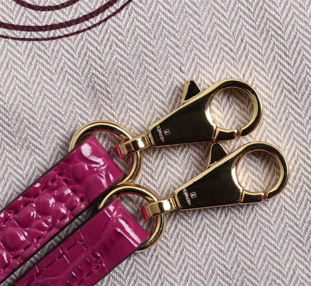 HM KELLY MINI 22 BARBIE PIEL DE BECERRO CON RELIEVE DE COCODRILO ROSA Y HERRAJES DORADOS