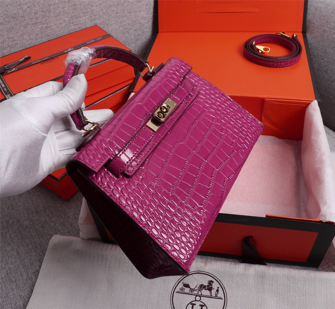 HM KELLY MINI 22 BARBIE PIEL DE BECERRO CON RELIEVE DE COCODRILO ROSA Y HERRAJES DORADOS