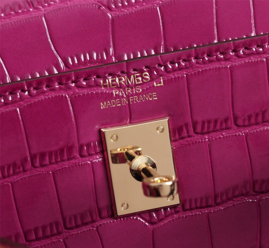 HM KELLY MINI 22 BARBIE PIEL DE BECERRO CON RELIEVE DE COCODRILO ROSA Y HERRAJES DORADOS