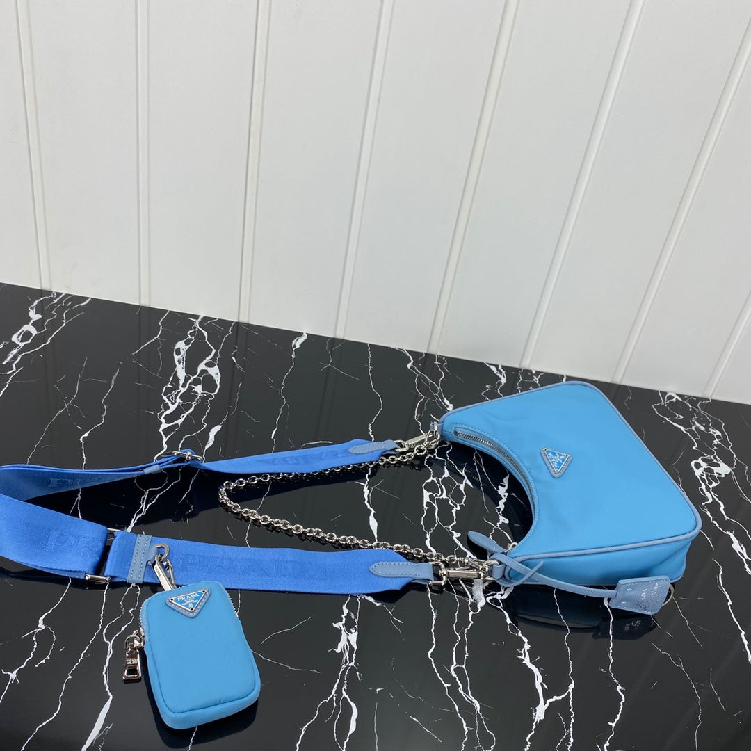 BOLSO PRA HOBO 22 EN RE-NYLON AZUL ZAFIRO