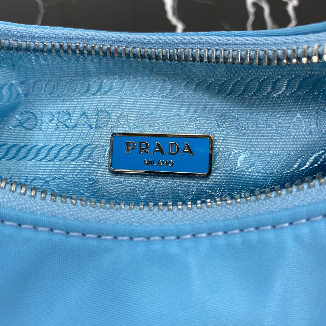 BOLSO PRA HOBO 22 EN RE-NYLON AZUL ZAFIRO
