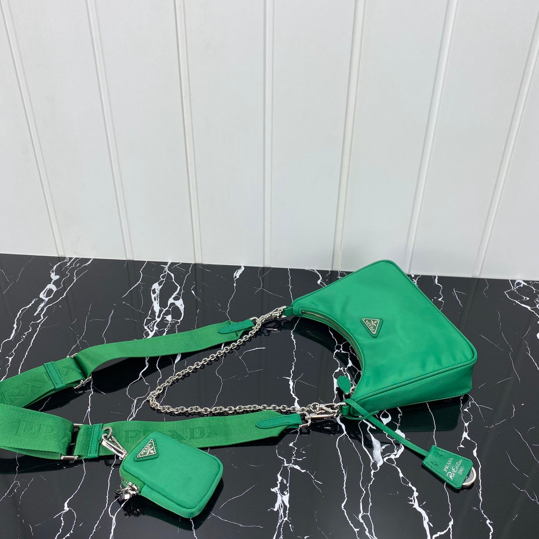 BOLSO PRA HOBO 22 EN RE-NYLON VERDE FRÍO