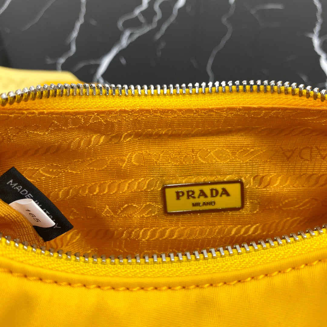 BOLSO PRA HOBO 22 EN RE-NYLON AMARILLO ÁMBAR