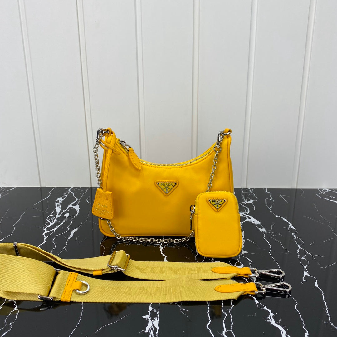 BOLSO PRA HOBO 22 EN RE-NYLON AMARILLO ÁMBAR