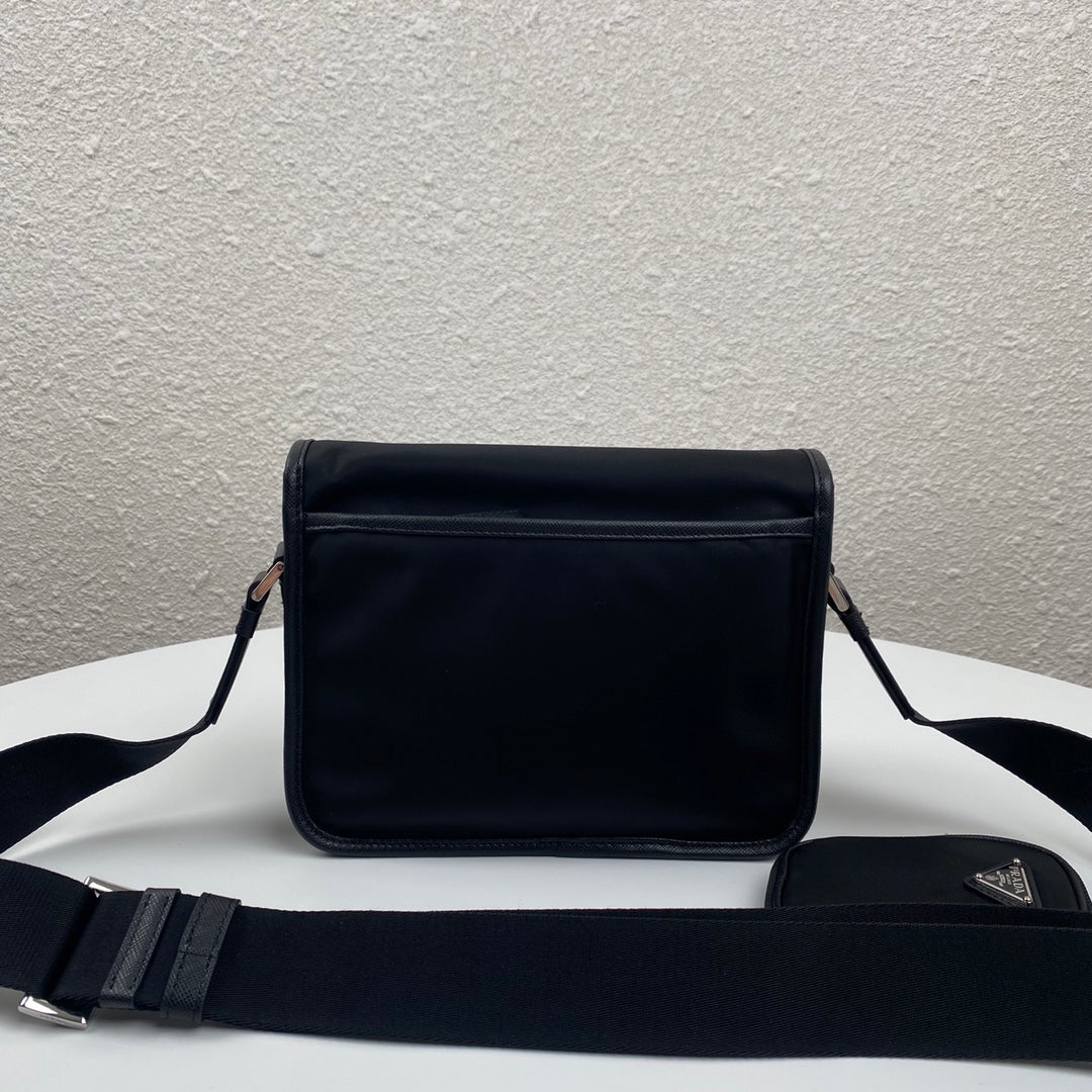 BOLSO MENSAJERO 22 EN RE-NYLON NEGRO
