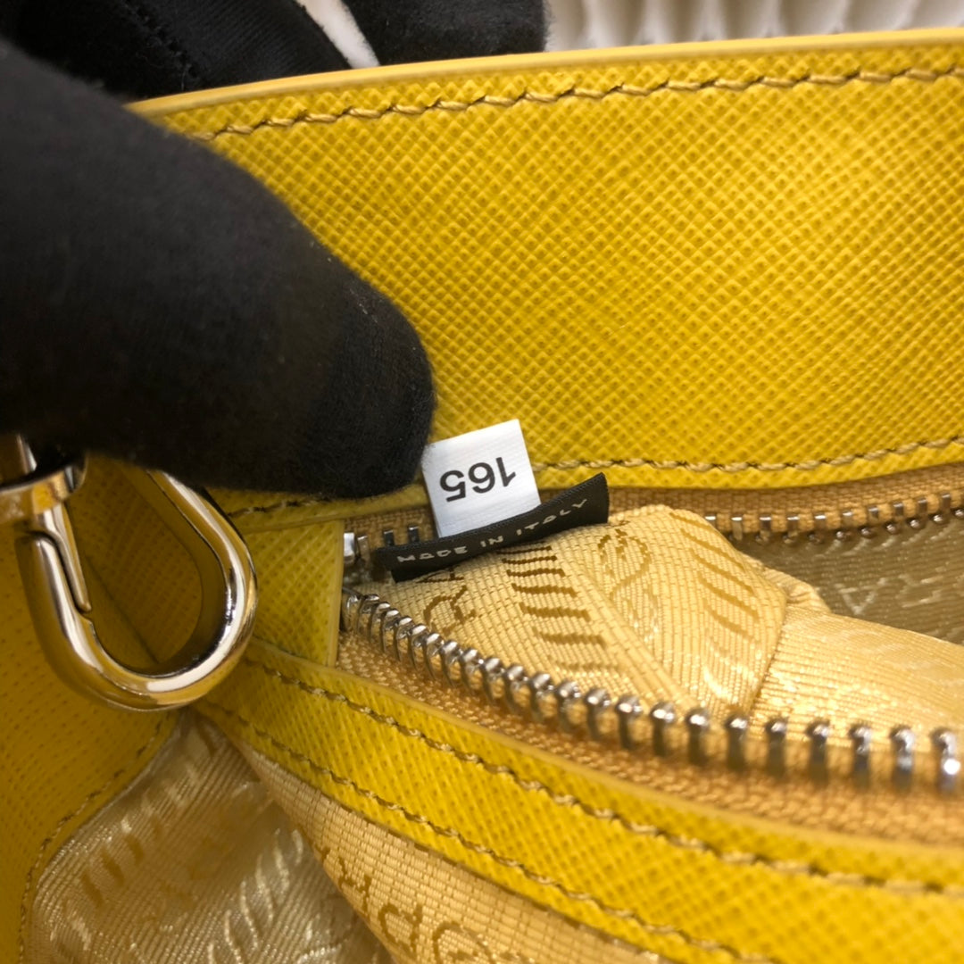 BOLSO PRA MINI 23 EN PIEL SAFFIANO AMARILLO SOLEADO