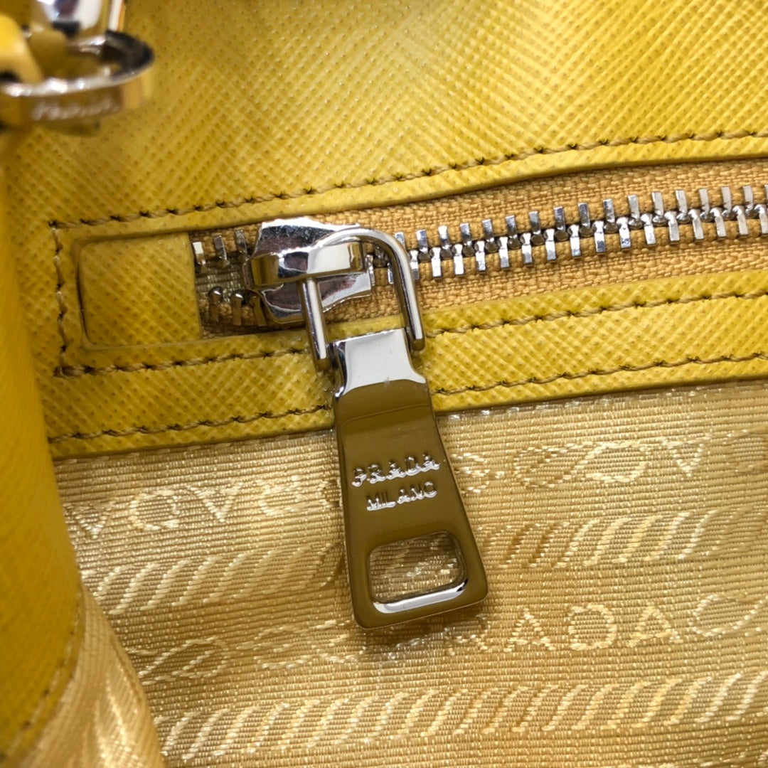 BOLSO PRA MINI 23 EN PIEL SAFFIANO AMARILLO SOLEADO
