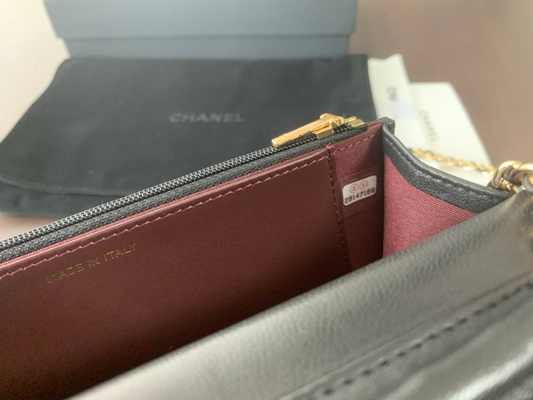 WOC 19CM PIEL DE CORDERO NEGRA HERRAJES DORADOS