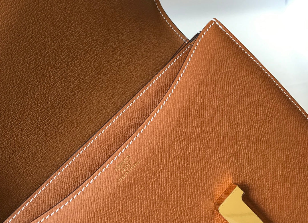 Constance 24 Gold, cuero Epsom, herrajes dorados