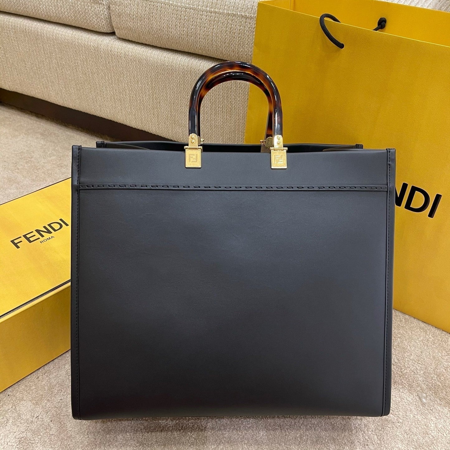 BOLSO TOTE SHINE 40 DE PIEL DE BECERRO REVESTIDA EN NEGRO