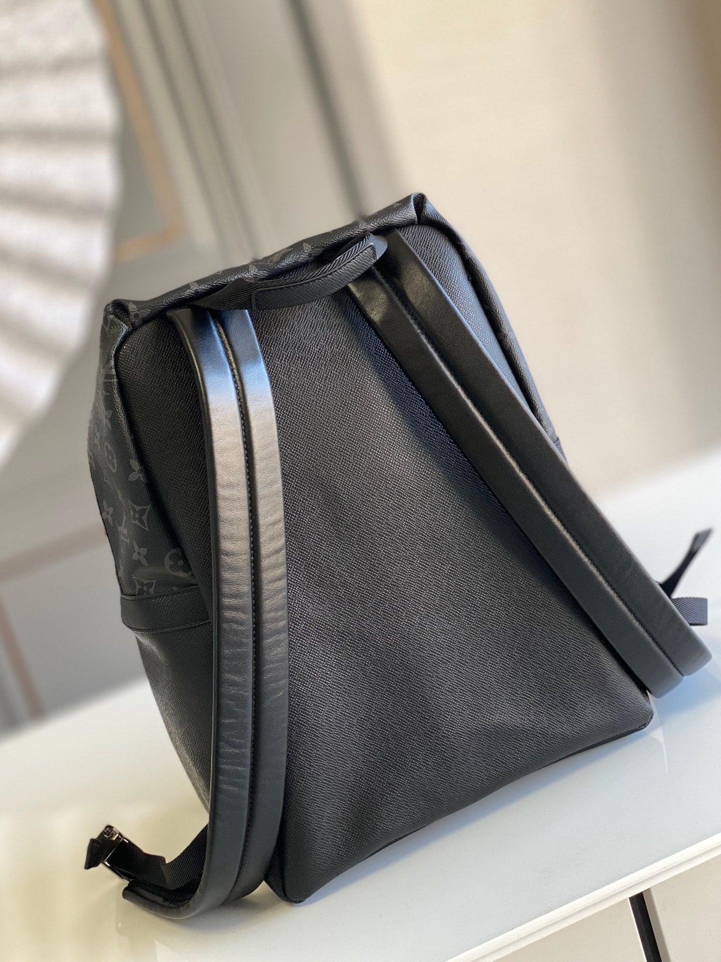 MOCHILA DISCOVERY 40 EN LONA NEGRA CON MONOGRAMA