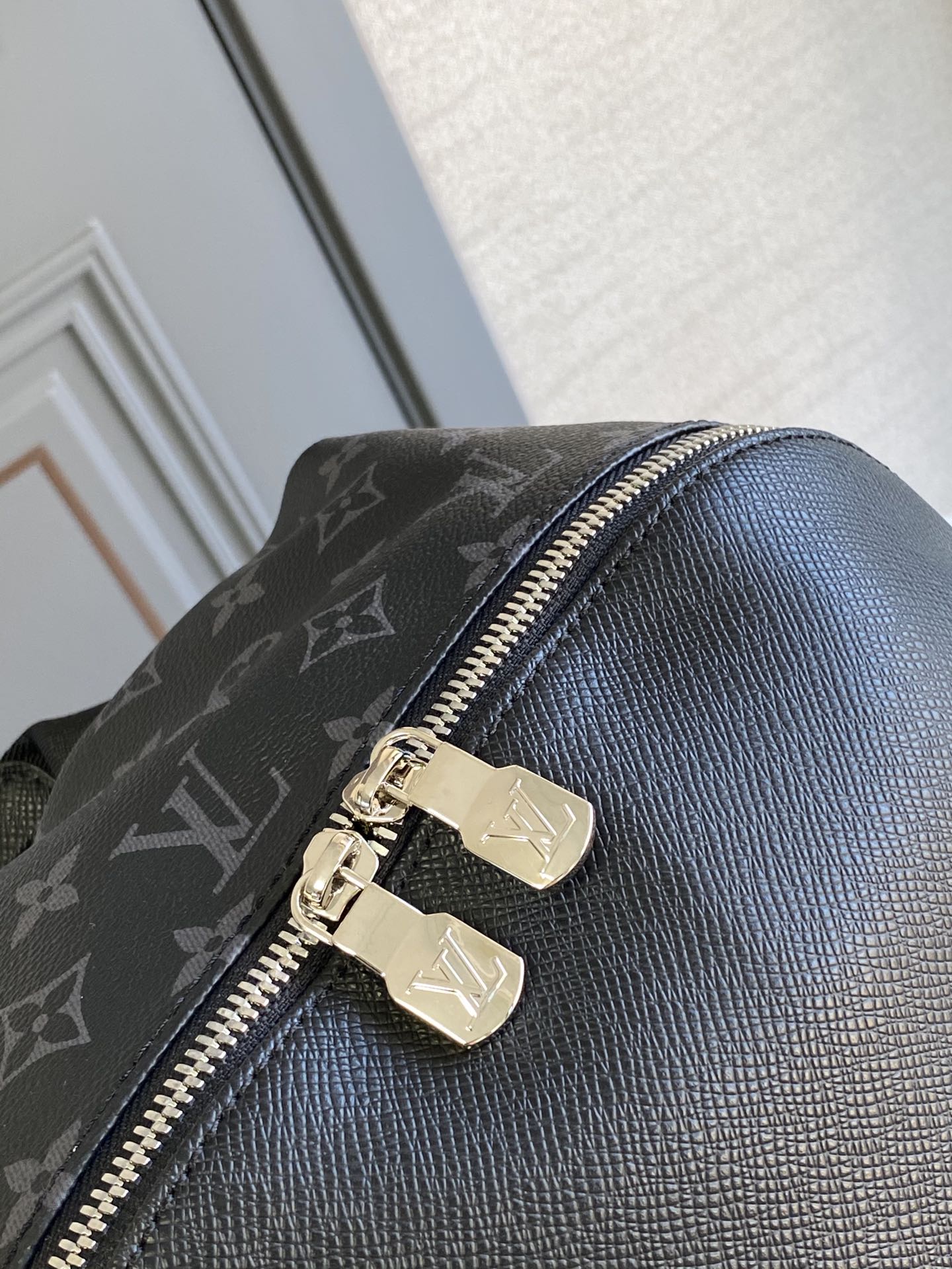 MOCHILA DISCOVERY 40 EN LONA NEGRA CON MONOGRAMA