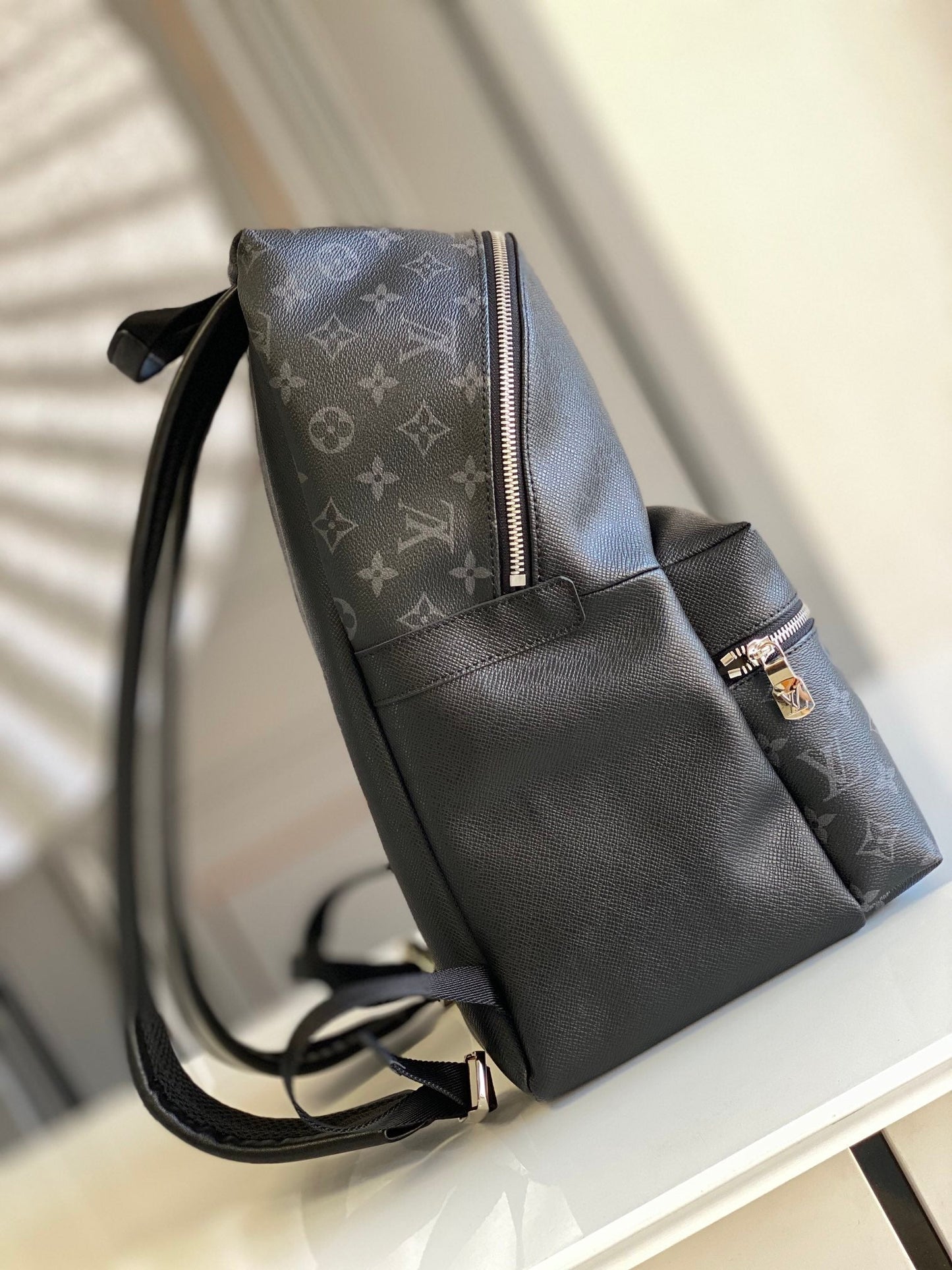 MOCHILA DISCOVERY 40 EN LONA NEGRA CON MONOGRAMA