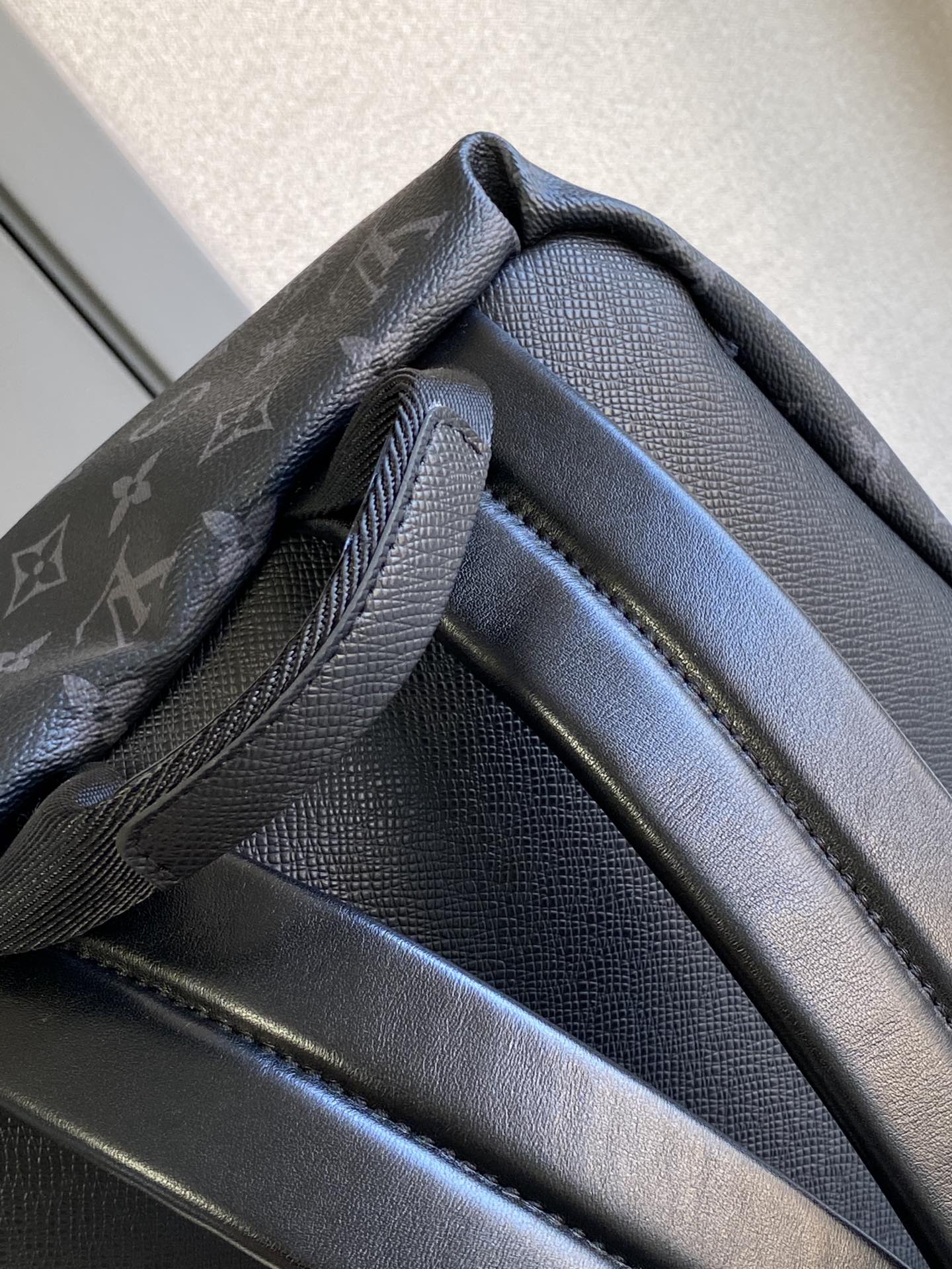 MOCHILA DISCOVERY 40 EN LONA NEGRA CON MONOGRAMA
