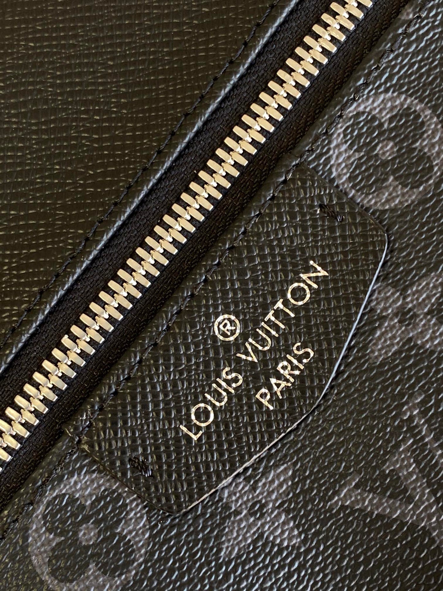 MOCHILA DISCOVERY 40 EN LONA NEGRA CON MONOGRAMA