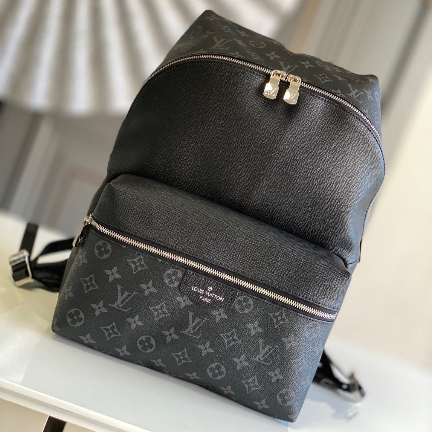 MOCHILA DISCOVERY 40 EN LONA NEGRA CON MONOGRAMA