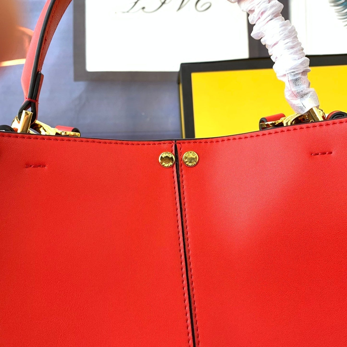Bolso Peekaboo X-lite mediano de 30 cm, piel de cordero roja, herrajes dorados