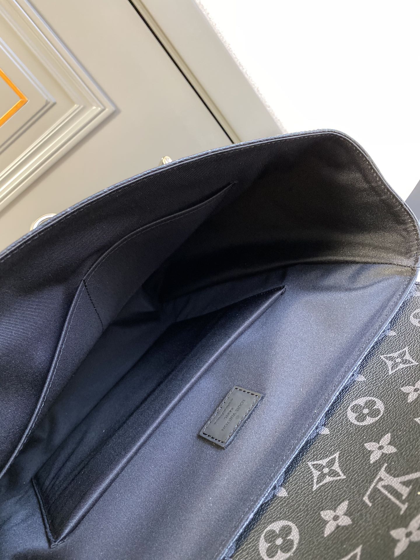 MOCHILA STEAMER 45 EN LONA ECLIPSE CON MONOGRAMA METALIZADO Y PIEL DE BECERRO NEGRA CON HEBILLA PLATEADA