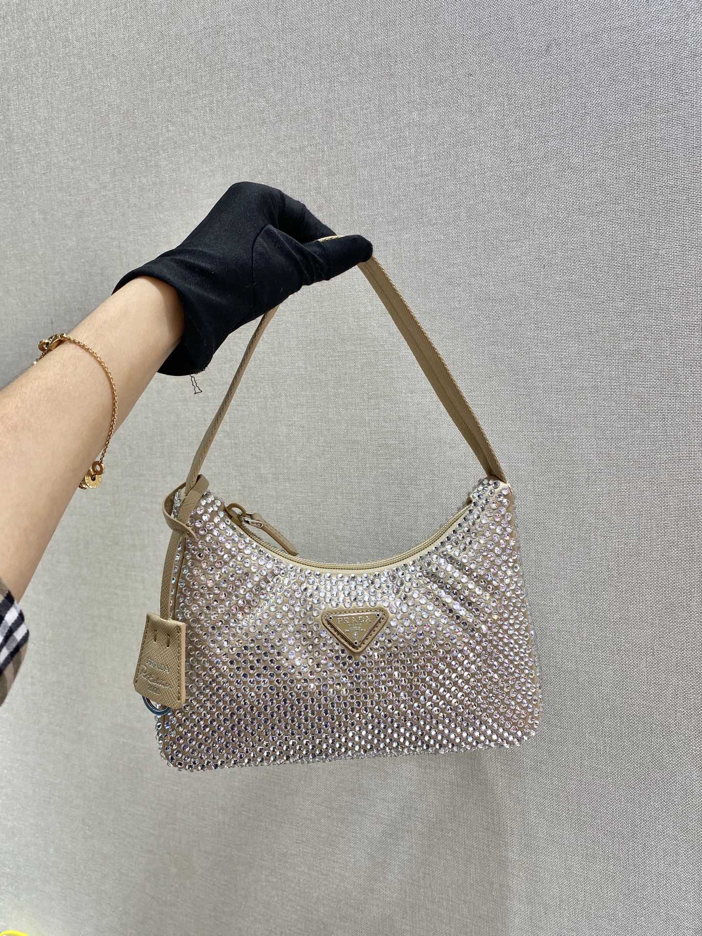 BOLSO HOBO BRILLANTE 23 EN NYLON BEIGE CON CRISTALES ADICIONALES