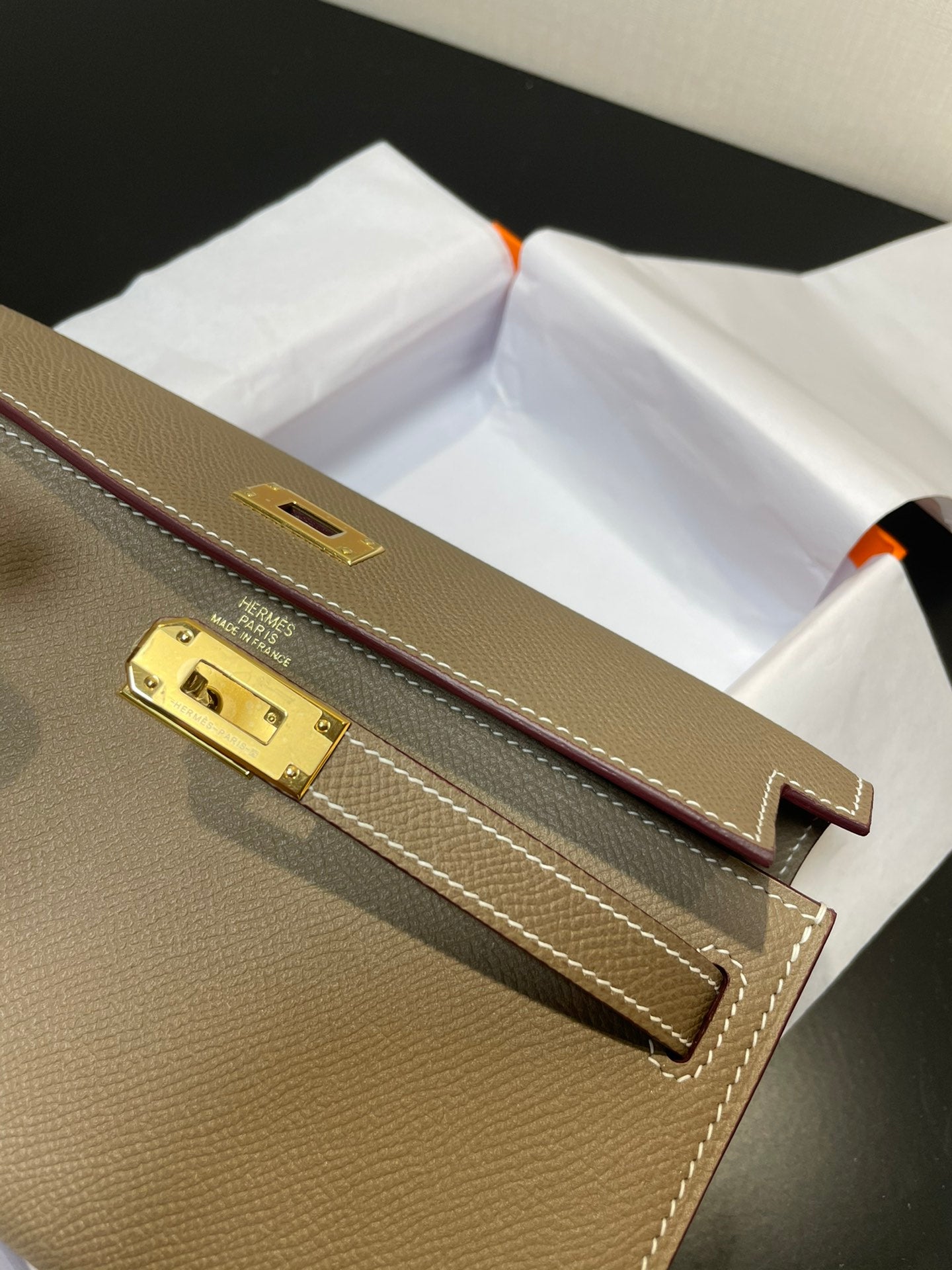 Cartera Kelly To Go de 20,5" con hardware dorado Epsom