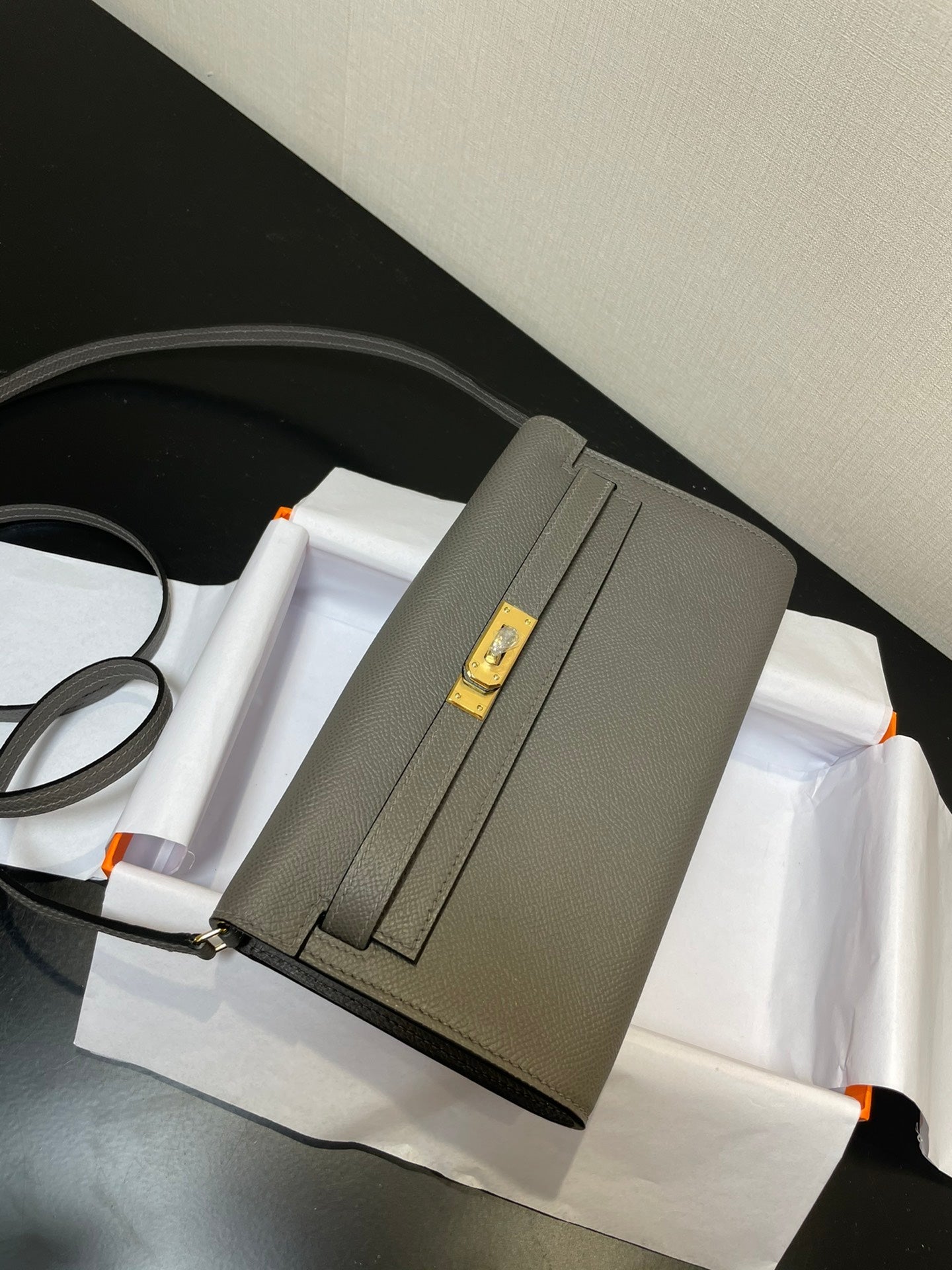 Cartera Kelly To Go de 20,5" con hardware dorado Epsom
