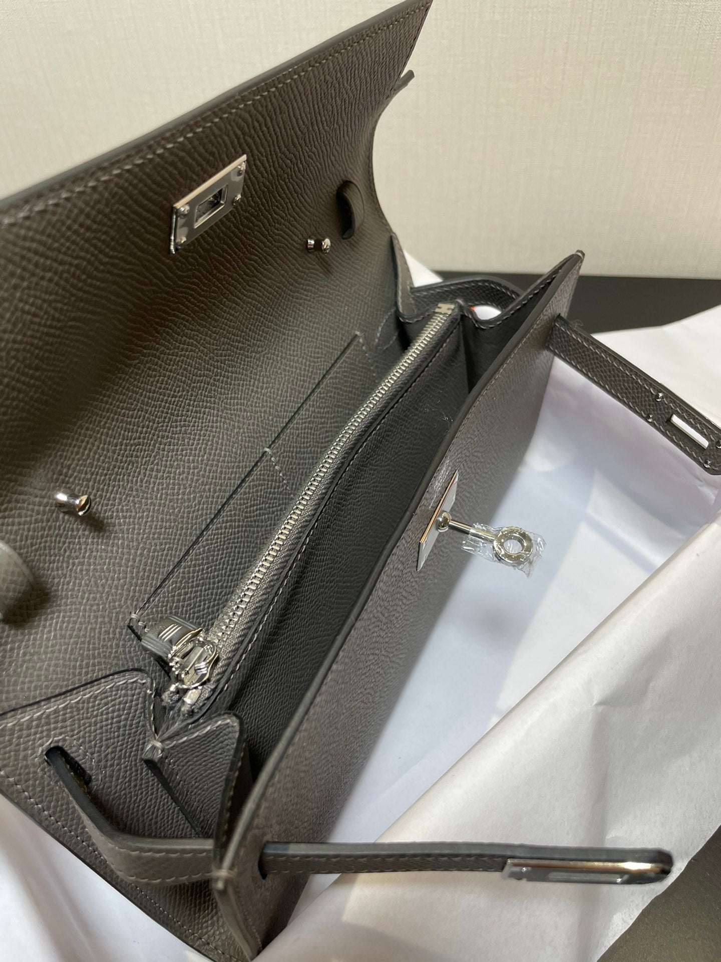 Cartera Kelly To Go de 20,5" con cierre de seguridad Epsom y herrajes plateados