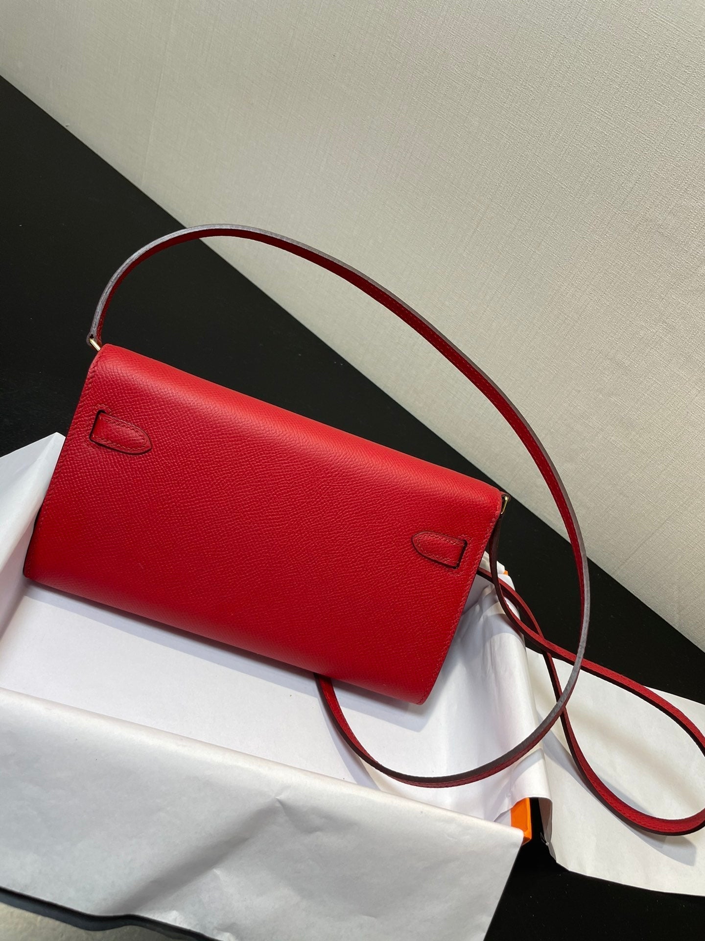 Kelly WOC 20.5 rojo Epsom con herrajes dorados