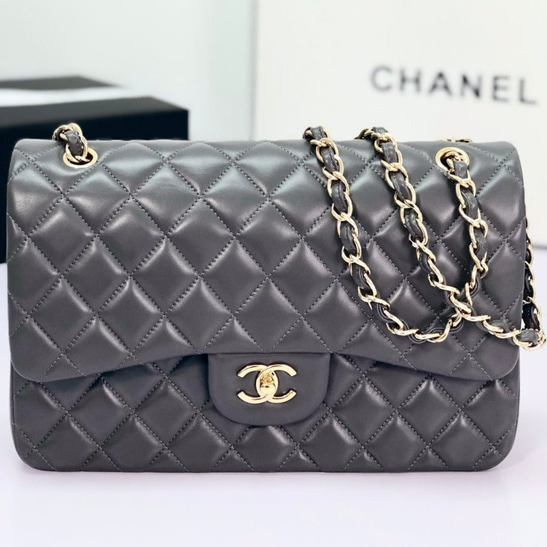 sac à rabat jumbo 30 en cuir d'agneau gris foncé avec accessoires dorés
