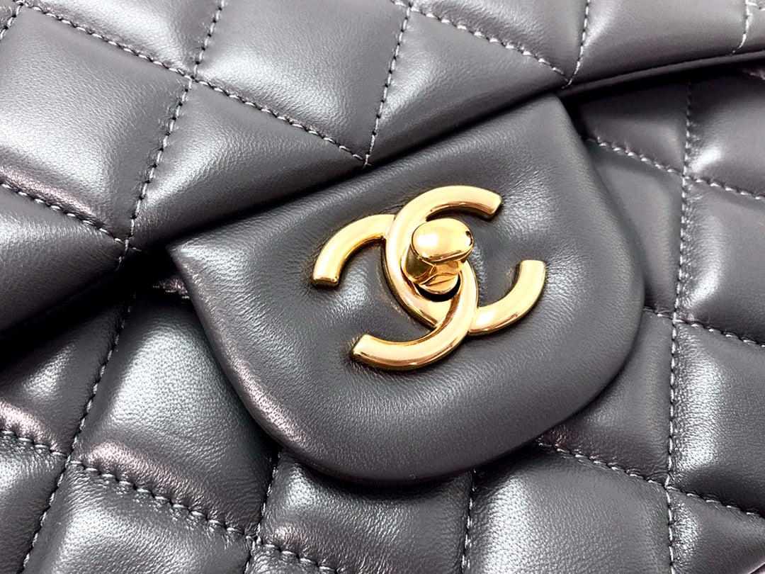sac à rabat jumbo 30 en cuir d'agneau gris foncé avec accessoires dorés